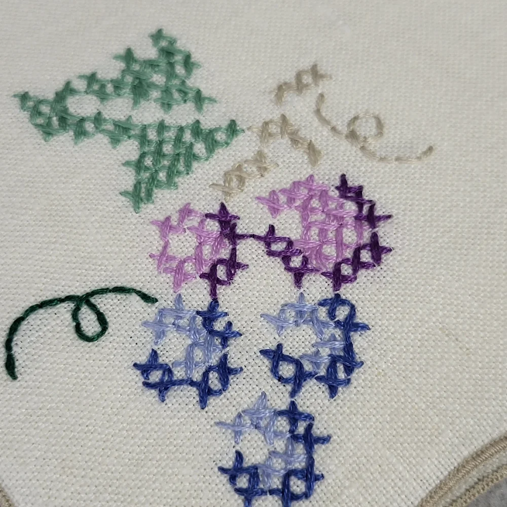 Vintage Set of 4 Grapes Floral Linen Napkins Cross Stitch Scalloped Edge Kitchen